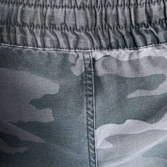 aritzia TNA camo pants - Picture 7 of 9